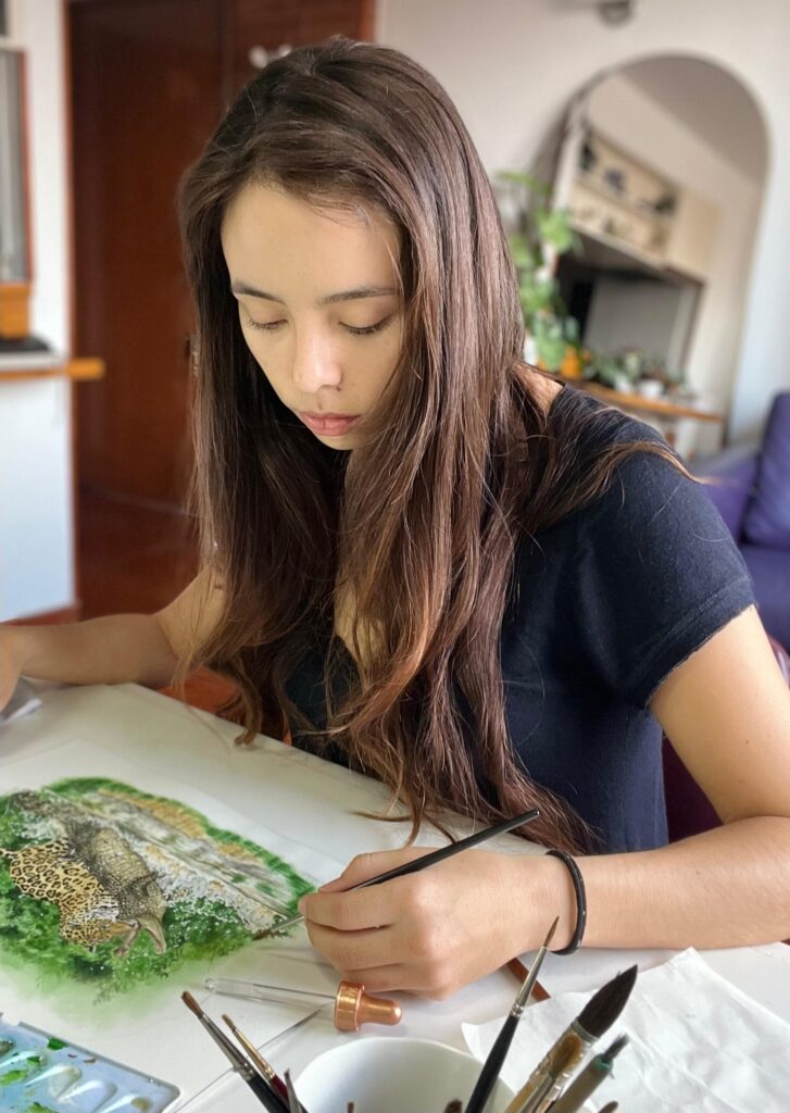 Ilustradora con cuaderno realizando un boceto de la palma Sabinaria magnifica.